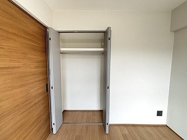 グレー基調のクローゼット