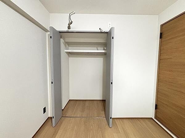 グレー基調のクローゼット
