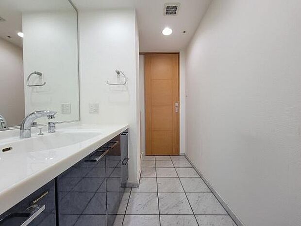 床面タイルの高級感とホテルのようなゆとりがある洗面室♪扉の向こうにはウォークスルークローゼットスぺースがあります。
