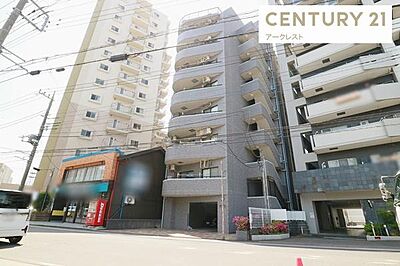西武新宿線「所沢」駅まで徒歩13分。商業施設も充実、生活環境が整っています。最上階の9階は1住戸のみ。開放感のある住居でのんびりとした暮らしを始めませんか。