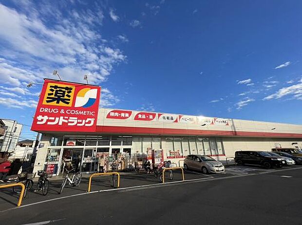 サンドラッグ新座石神店まで233m、営業時間：午前9時30分〜午後9時30分 駐車場：有