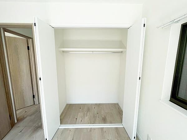 【収納】ハンガーパイプ付きで洋服を綺麗に収納しておけます。