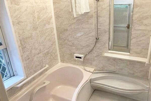 【浴室】 ゆったりくつろげるバスルーム※AI加工で荷物を消去しております