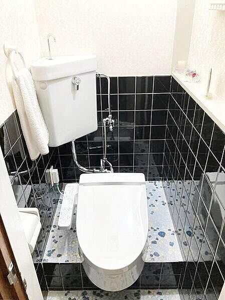 【トイレ】温水洗浄便座付きのトイレです。