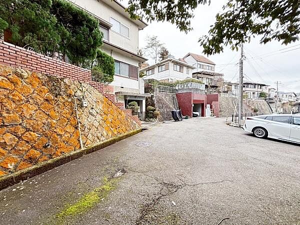 【前面道路】北東側　幅員約6.9ｍの広々した道路