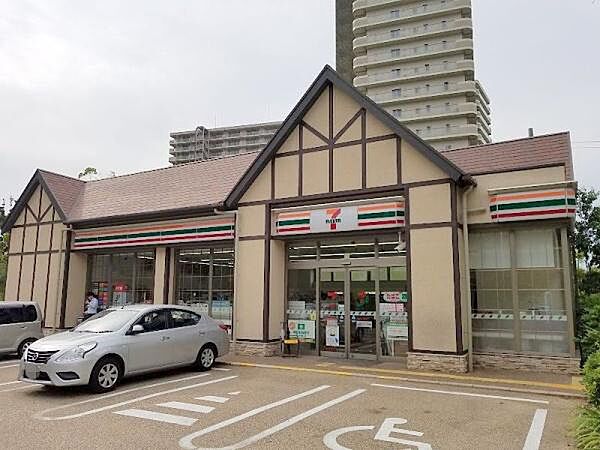 セブンイレブン豊中新千里南町店まで1111m
