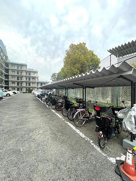 【駐輪場】マンション敷地内にある駐輪場です。