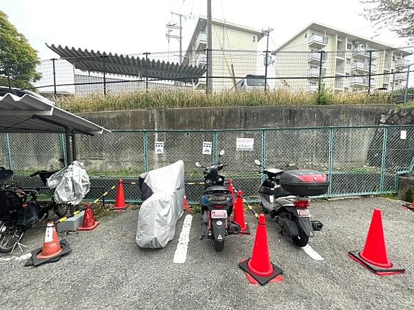 【バイク置き場】マンション敷地内にはバイク置き場もあります。