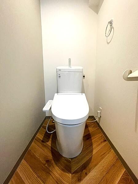 【トイレ】温水洗浄機能付トイレを設置した、清潔感のあるトイレ空間です。