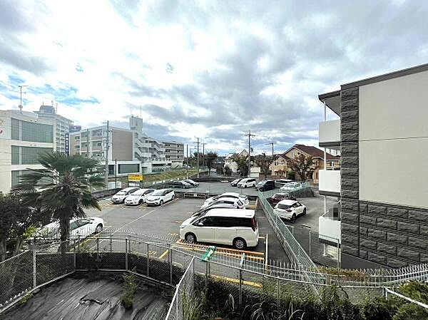 【現地からの眺望】バルコニーから見た眺めです。目の前に視界を遮る高い建物がなく、陽当たり・通風ともに良好な環境です。
