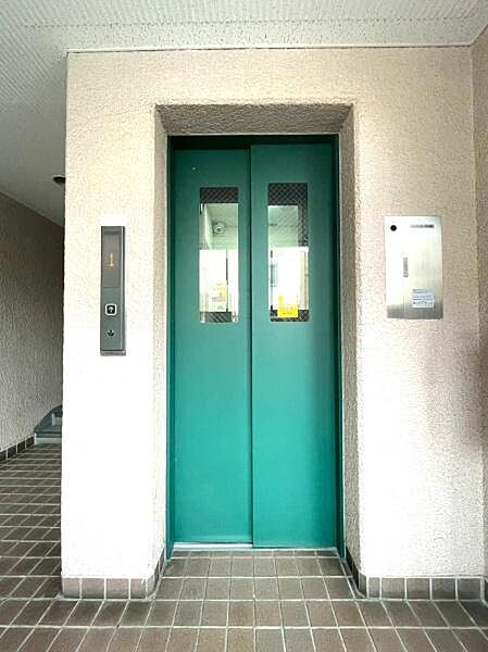 【エレベーター】マンションにはエレベーターを備えており、日々の移動やお買い物後もスムーズです。