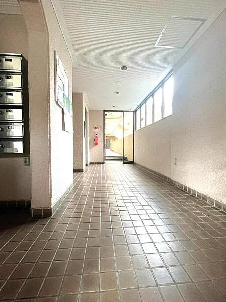 【共用廊下】明るい採光窓が並ぶ、ゆとりある幅の共用廊下です。各住戸のポストもまとめて配置されており、毎日の郵便物の受け取りがスムーズに行えます。