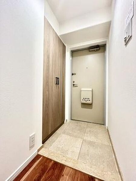 【玄関】シューズボックス付きで靴が収納でき、玄関回りをすっきりと見せることができます。