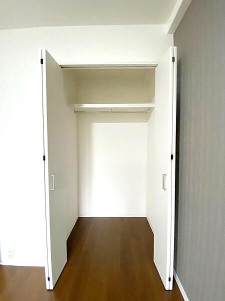 【収納】ハンガーパイプと上部棚を備えた洋室内クローゼット。丈の長いコートやワンピースもそのまま収納可能です。