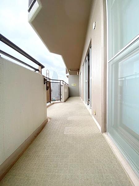 【バルコニー】明るい陽光が差し込む南西向きバルコニー。3部屋から出入りでき、洗濯物干しにも便利なゆとりある空間です。