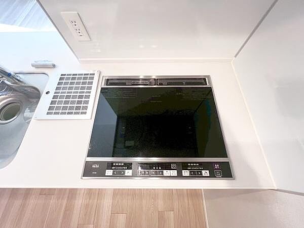 【キッチン】IHクッキングヒーター、機能性とデザイン性を兼ね備えたシステムキッチンです。