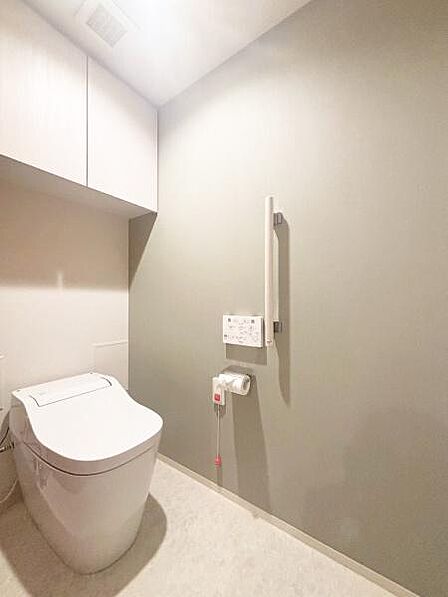 【トイレ】上部に収納スペースがあり使いやすいトイレです。温水洗浄便座付で快適にご使用いただけます。