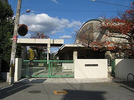 豊中市立桜塚小学校まで774m