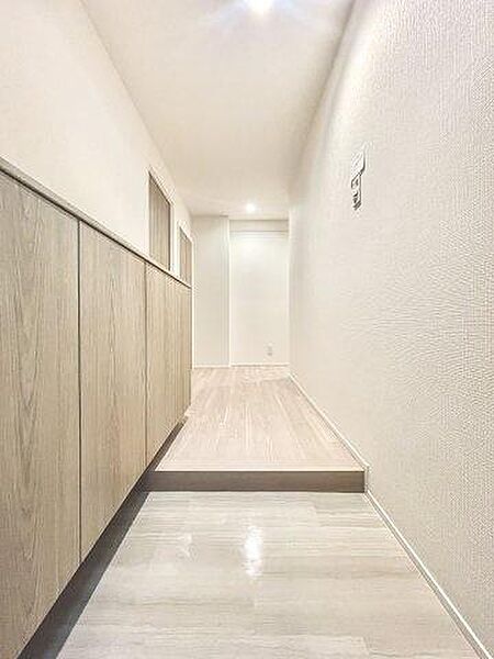【玄関】ナチュラルなベージュ系の床材を使用した、明るく落ち着いた玄関です。