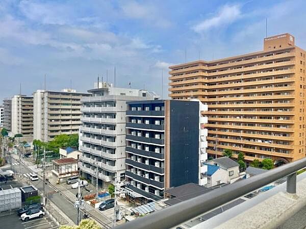 【現地からの眺望】バルコニーから広がる眺望。洗濯物干しはもちろん、気分転換やくつろぎのひとときを楽しめるスペースです。