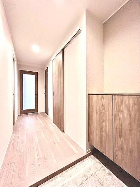 【玄関】シューズボックス付きで靴が収納でき、玄関回りをすっきりと見せることができます。