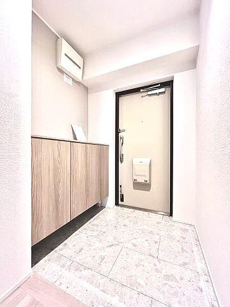 【玄関】靴の脱ぎ履きがしやすいゆとりある広さの玄関です。