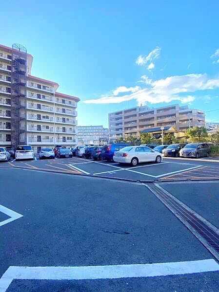 【駐車場】マンション敷地内にある駐車場です。
