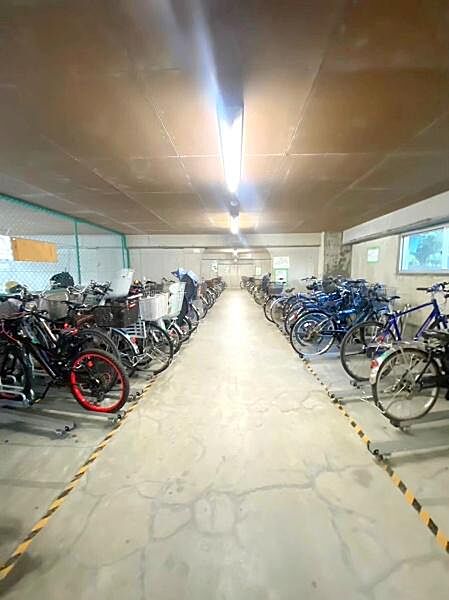【駐輪場】マンション敷地内にある自転車置き場です。