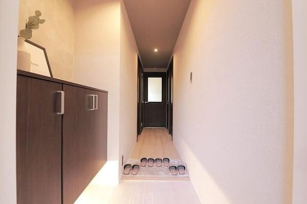 【玄関】シューズボックス下に間接照明を採用し、足元をやさしく照らす温かみのある玄関です。