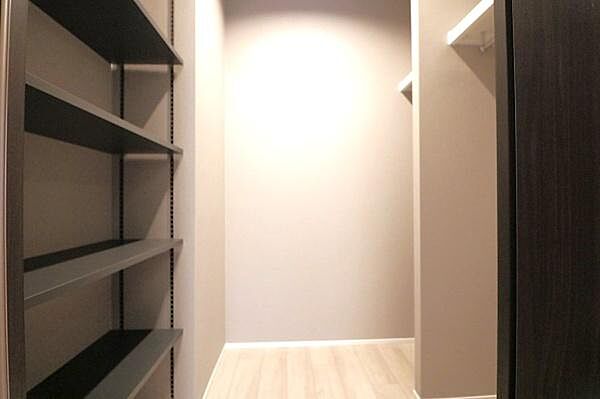 【収納】ハンガーパイプや可動棚を設けたウォークインクローゼット。衣類や大型の荷物などすっきり収納できます。