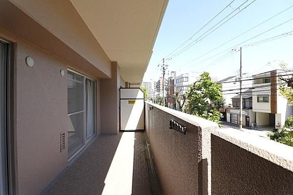 【バルコニー】前面に遮る建物がなく、たっぷりの陽光と心地よい風を感じられる明るい空間です。
