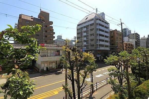 【現地からの眺望】バルコニーから広がる眺望。洗濯物干しはもちろん、気分転換やくつろぎのひとときを楽しめるスペースです。