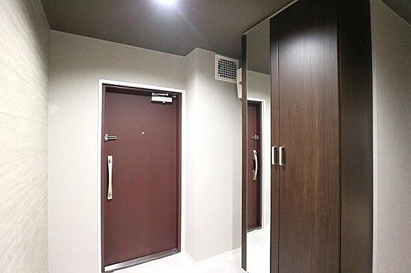 【玄関】姿見付きの玄関で、お出かけ前の身だしなみチェックにも便利。すっきりとした印象の玄関スペースです。
