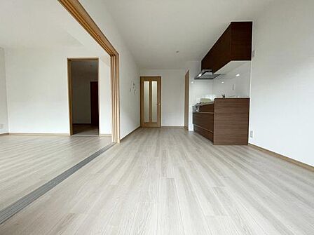 【リビング】隣接する約6帖の洋室とつなげて使うことで、約12.4帖のゆとりある開放的な空間が広がります。