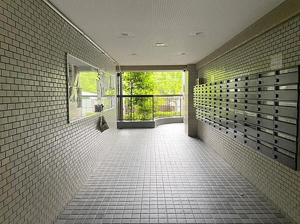 【エントランス】緑を感じられる、落ち着いた雰囲気のマンションエントランスです。