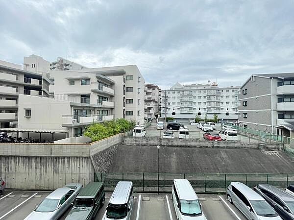 【現地からの眺望】バルコニーから見た眺め。洗濯物干しのスペースとしてはもちろん、目の前に高い建物が少ないため、日当たりも確保しやすい環境です。