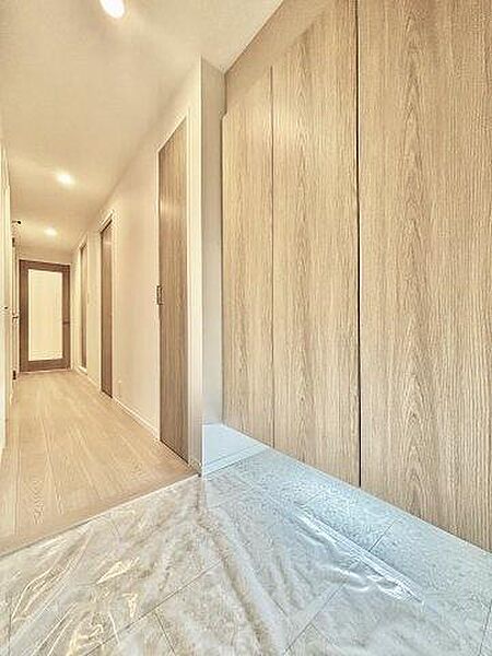 【玄関】シューズボックス付きで靴が収納でき、玄関回りをすっきりと見せることができます。
