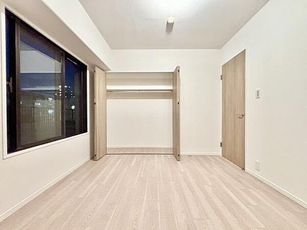 【洋室】約6帖の洋室。4階部分に位置し、窓からの眺めもお楽しみいただけます。
