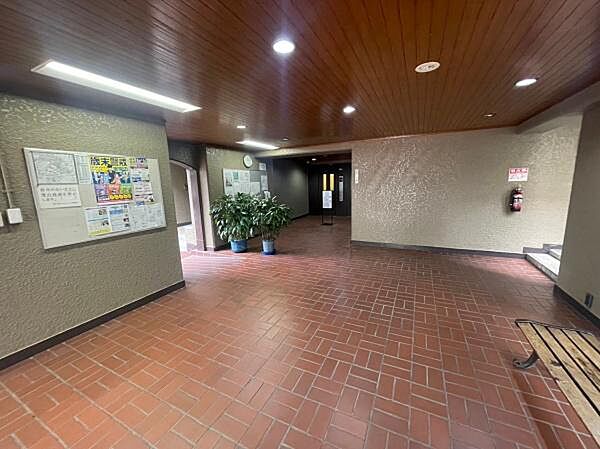 【エントランス】落ち着いた雰囲気のマンションエントランスです。