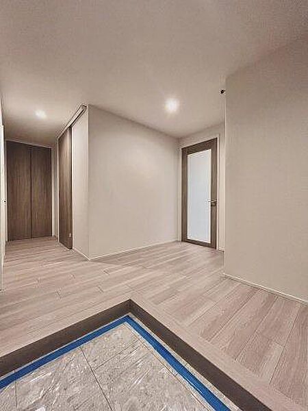【室内廊下】室内廊下で各居室が分かれており、生活空間をすっきりと区切れる間取りです。便利な廊下収納付き。