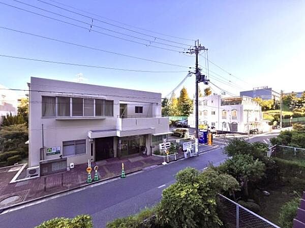 【現地からの眺望】周辺の緑や街並みが広がり、落ち着いた雰囲気の眺望です。
