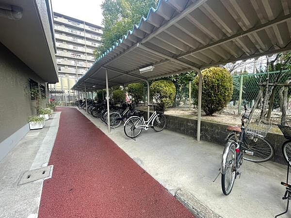 【駐輪場】マンション敷地内にある駐輪場です。
