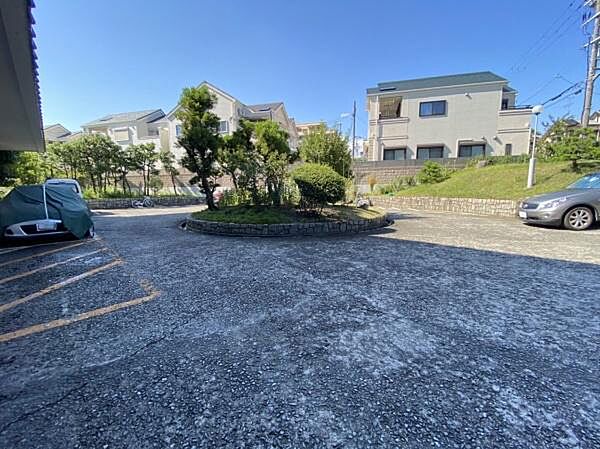 【駐車場】マンション敷地内にある駐車場です。