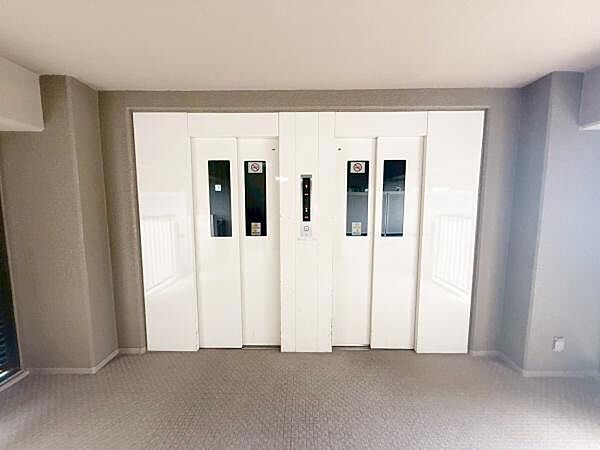 【エントランス】エレベーターは2台あります。