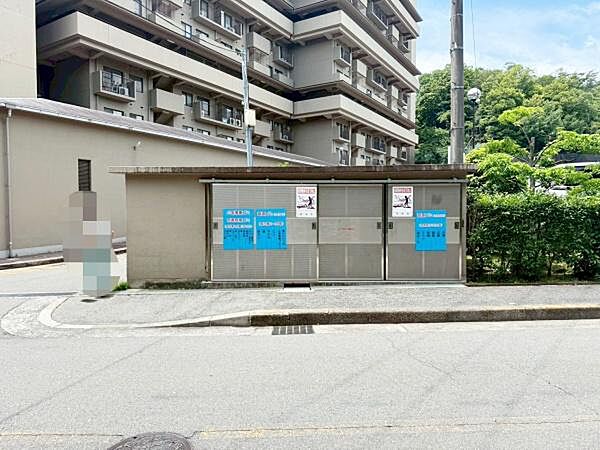 【ゴミ置き場】マンション敷地内のごみ置き場。