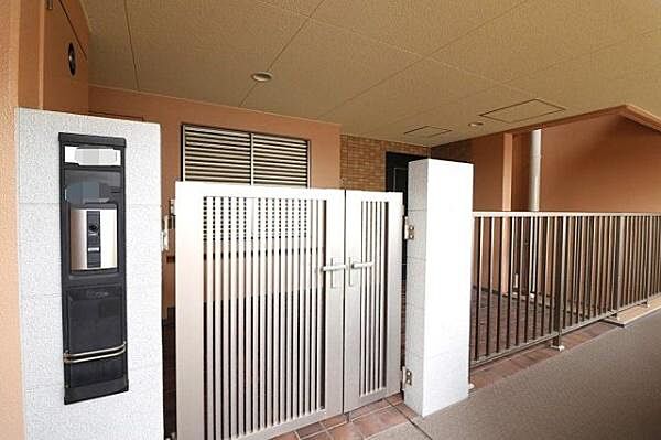 【玄関】玄関ポーチを備え、室内が外から見えにくく、プライバシーにも配慮された設計です。