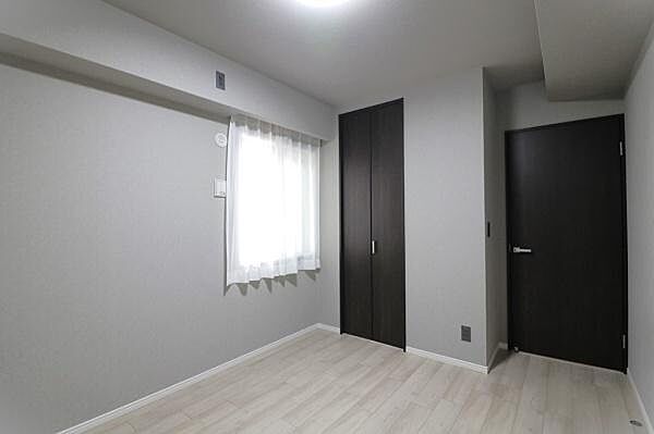 【洋室】全居室に収納スペースを設け、衣類や荷物がすっきりと片付く住まいです。