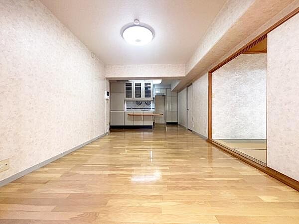 【リビング】ダイニングテーブルでの食事はもちろん、ソファでのくつろぎタイムまで、暮らしのシーンに合わせて広々とお使いいただけます。