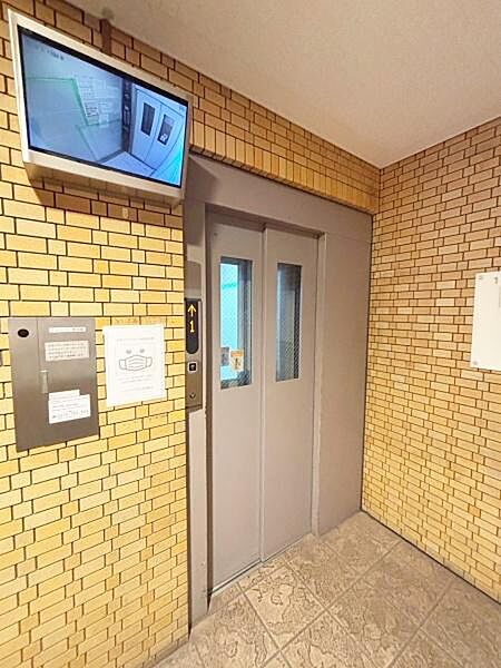 【エントランス】エレベーター付で重い荷物を持っていても安心。