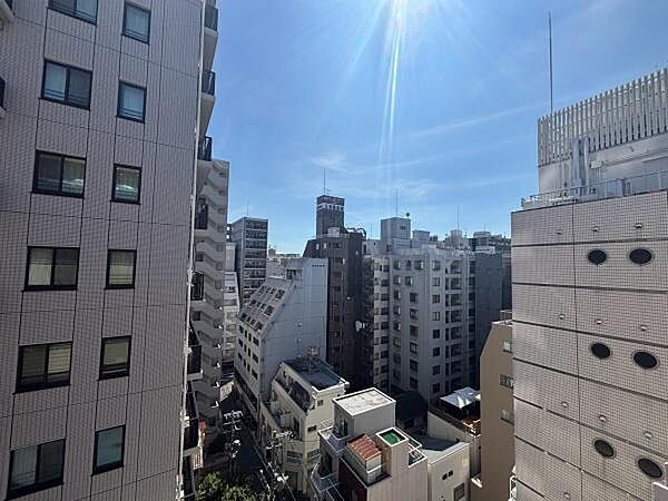 【現地からの眺望】バルコニーから広がる眺望。洗濯物干しはもちろん、気分転換やくつろぎのひとときを楽しめるスペースです。